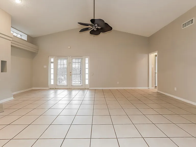 1521 Vernon Ct — Photo 3
