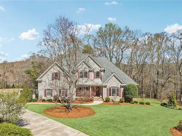 183 Sunrise Dr, Hoschton, GA 30548