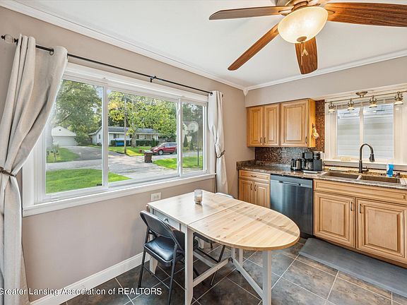 2nd image of 2091 Hamilton St