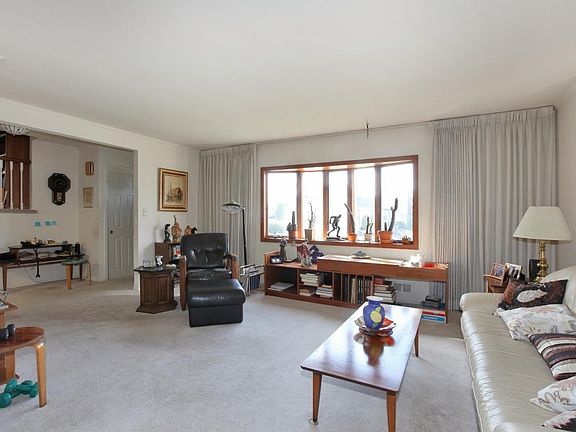 4th image of 6 Cranberry Ln