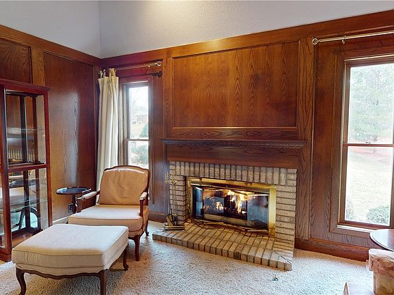 5th image of 32 Thornhill Dr