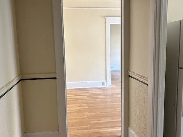 Del Roy Apartments — Photo 3