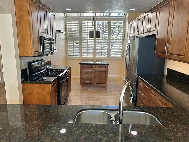 3 bed, 1579 sqft, $3,650 — Photo 3