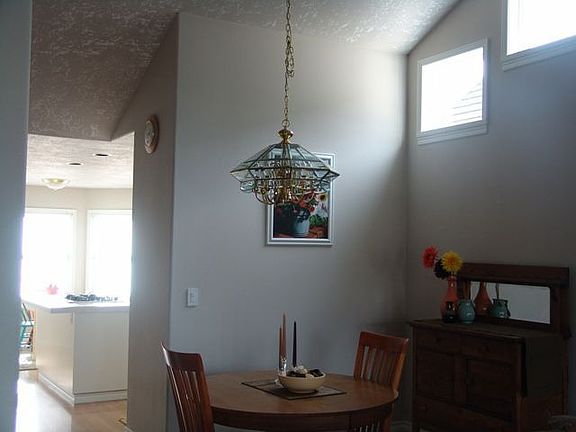 Dinning Room looking into Kitchen