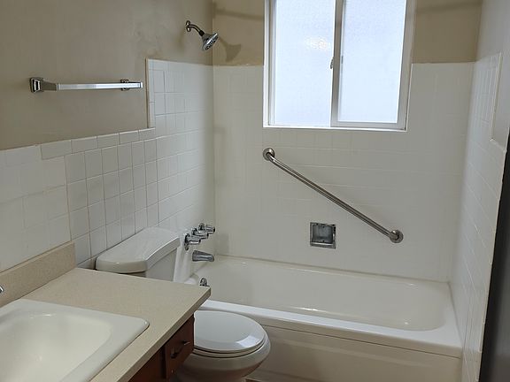 5th image of 11521 26th Ave NE APT 2