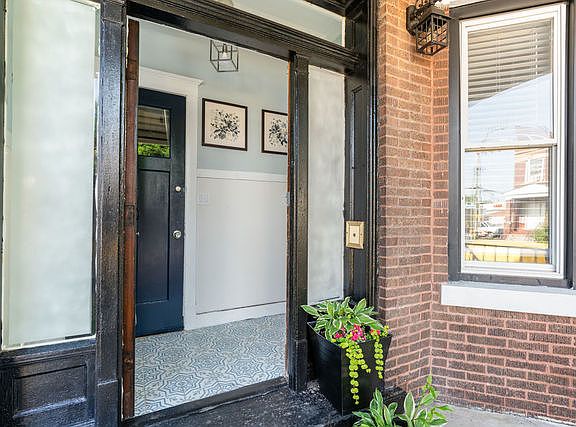 3rd image of 2217 S Kirkland Ave