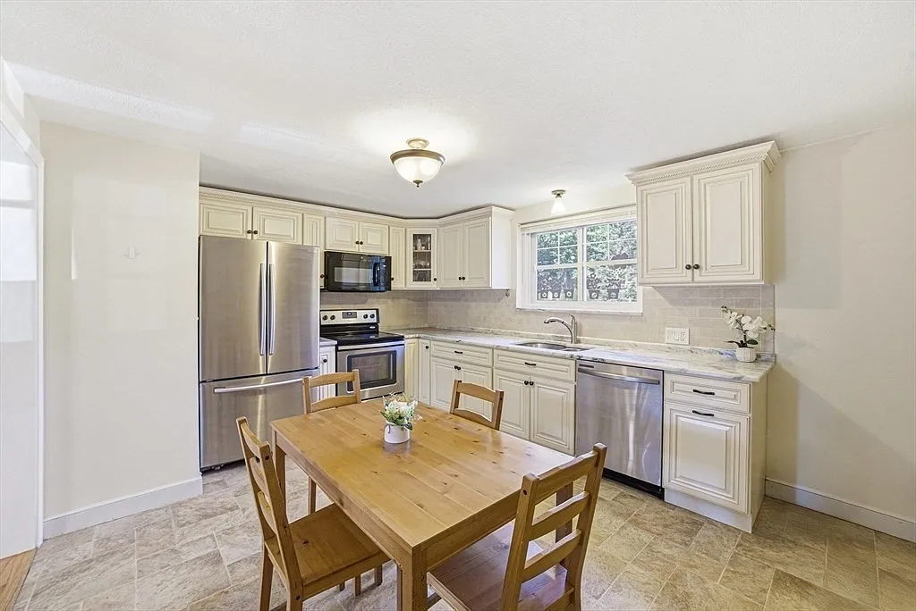 2 bed, 1.0 bath, 1230 sqft, $3,100 — Photo 4