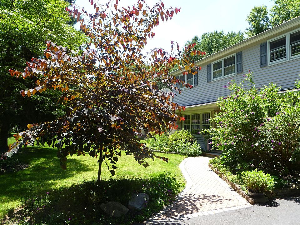 2nd image of 3 Glen Dr