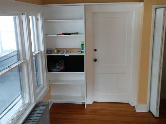 down bedrm built in shelves