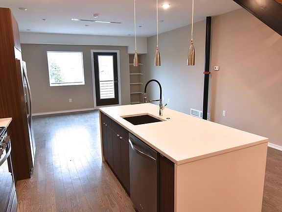 2nd image of 958 Shackamaxon St #3