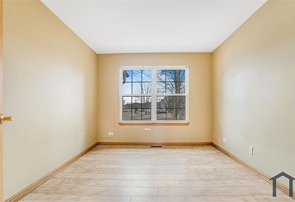5th image of 2760 Packford Ln #1