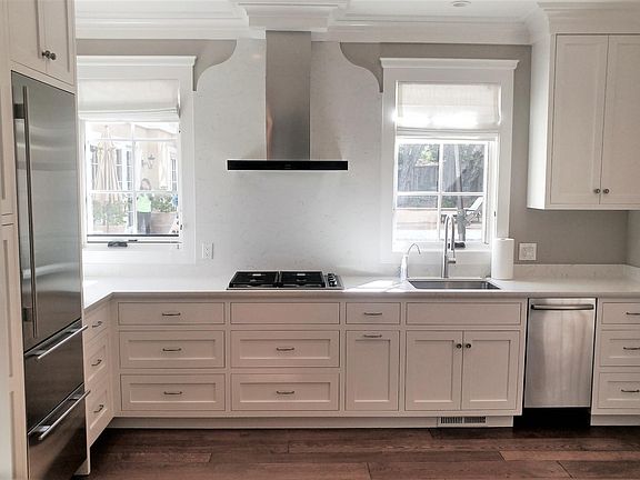 CHEF'S KITCHEN WITH GRANITE COUNTERTOPS , CUSTOM CABINETS
