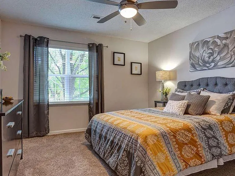 Deep River Pointe Apartments — Photo 8
