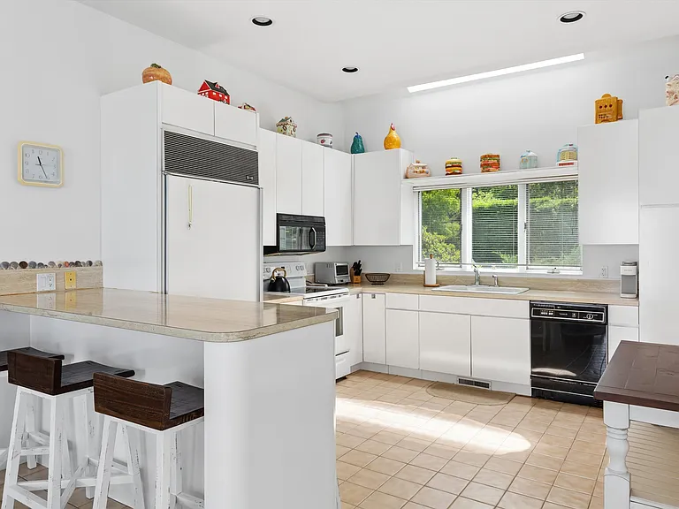 135 Edgemere Dr — Photo 10