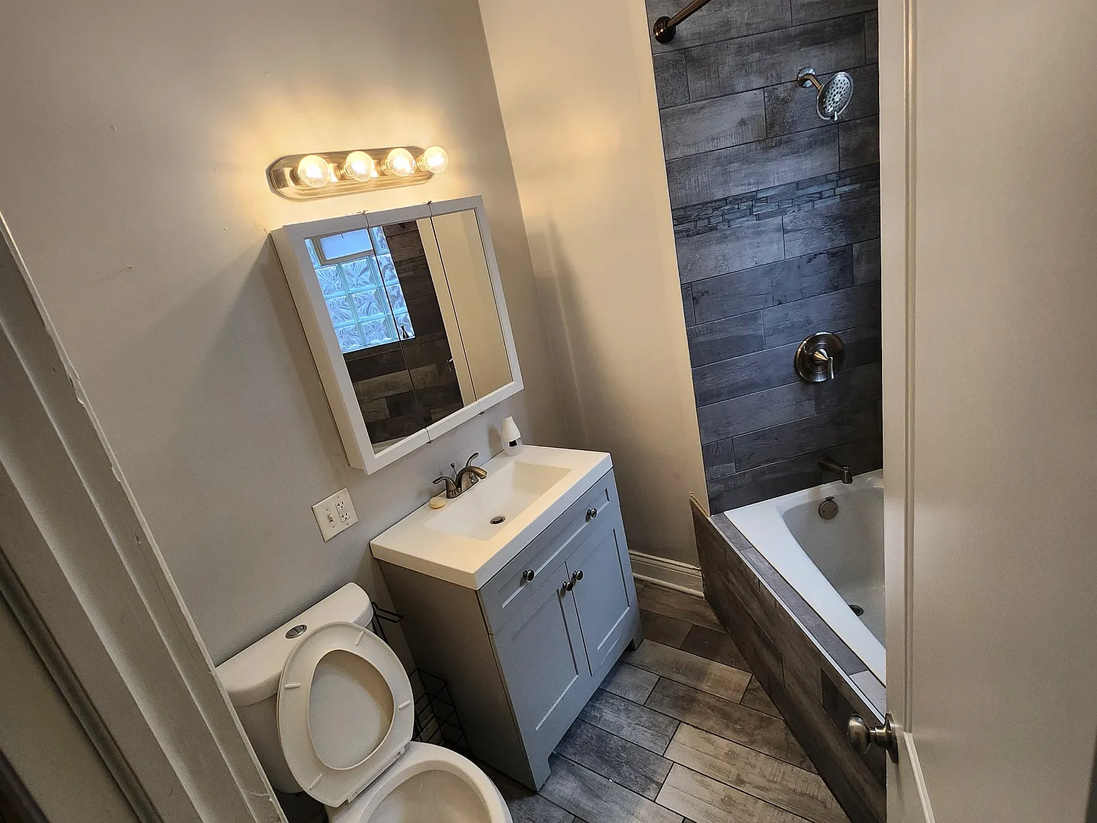 3 bed, 1000 sqft, $1,650 — Photo 4
