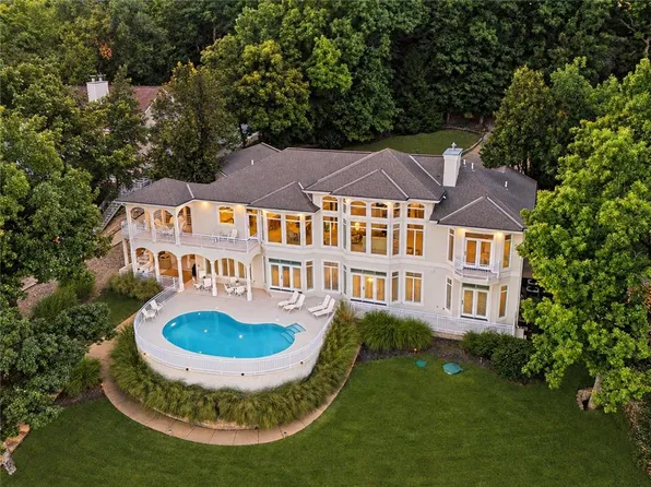 302 Crown Point Dr, Four Seasons, MO 65049