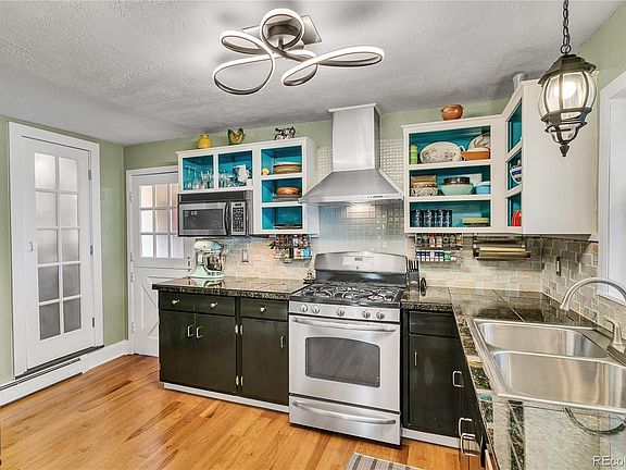 4th image of 2522 Benton Street