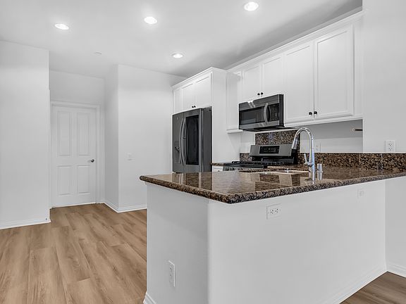 5th image of 8620 Belford Ave #Avenue105