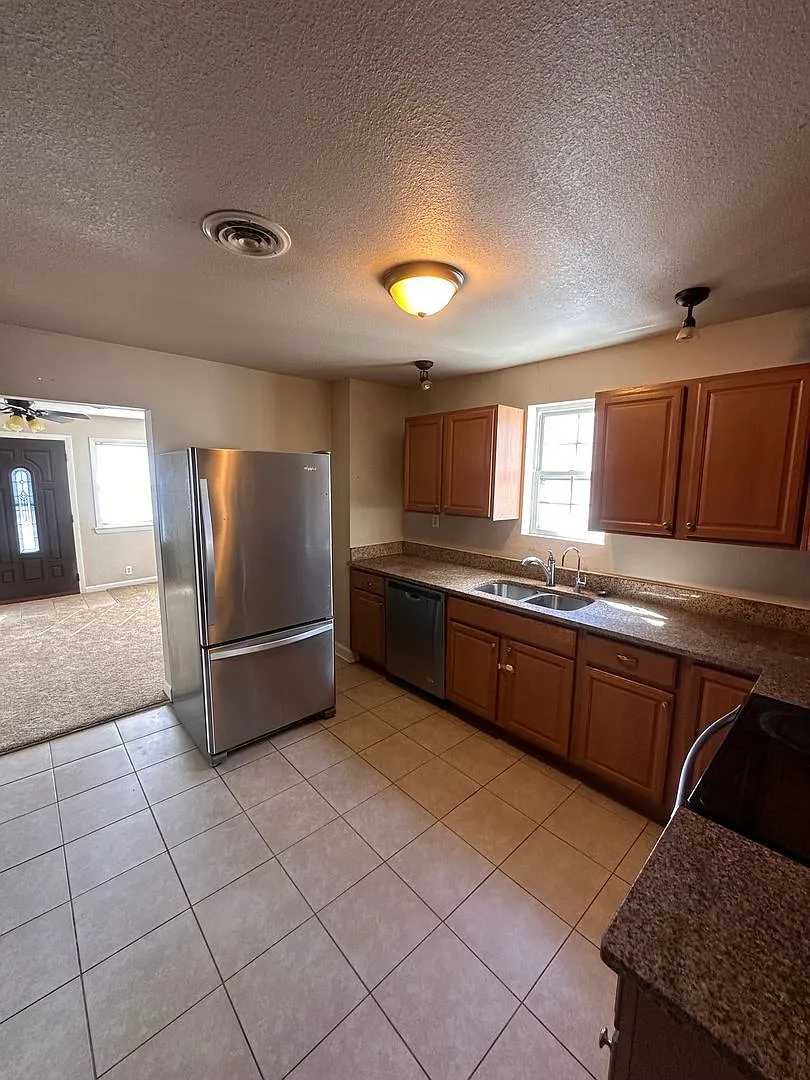 4 Bedroom 2 Bathroom Home in Norfolk! — Photo 3