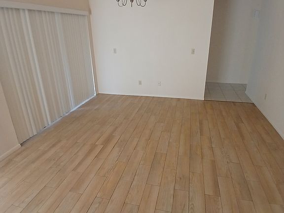 4th image of 406 Red Coat Ln