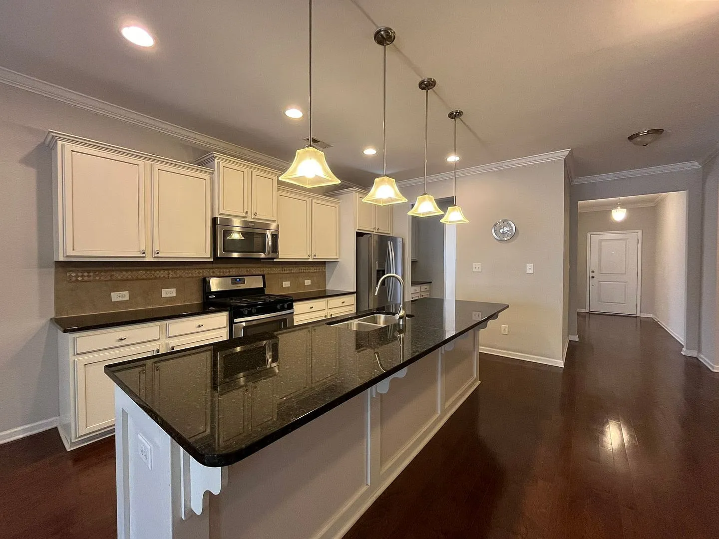Spacious 3BD, 3.5Bath, 2700+ SF Townhome Minutes from RTP — Photo 4