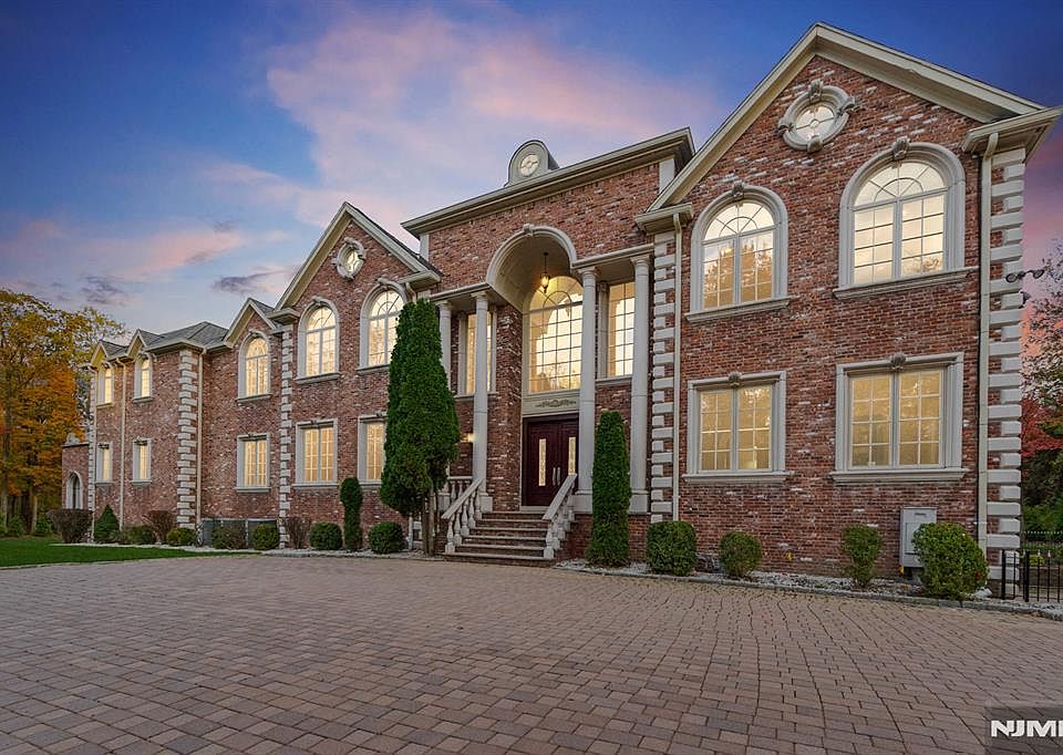 1st image of 24 Tulip Tree Ln