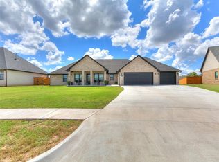1104 Redbud Cir, Chickasha, OK 73018
