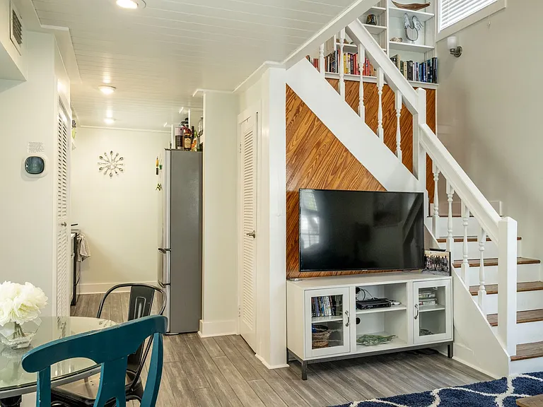 415 Julia St — Photo 6