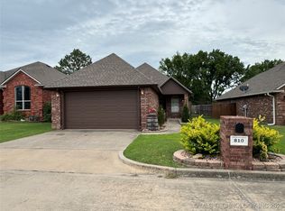 810 Cedar Ridge Dr, McAlester, OK 74501