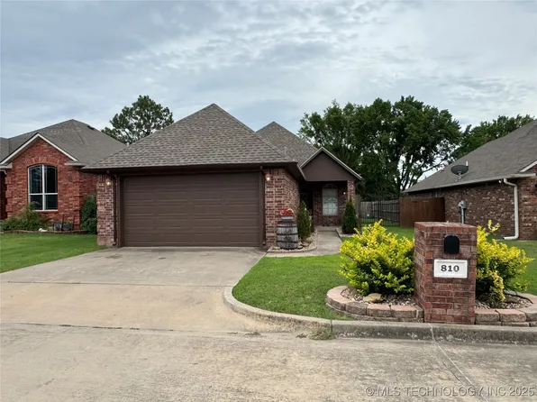 810 Cedar Ridge Dr, McAlester, OK 74501