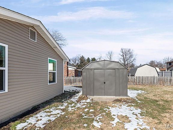 5th image of 300 Derbyshire Dr