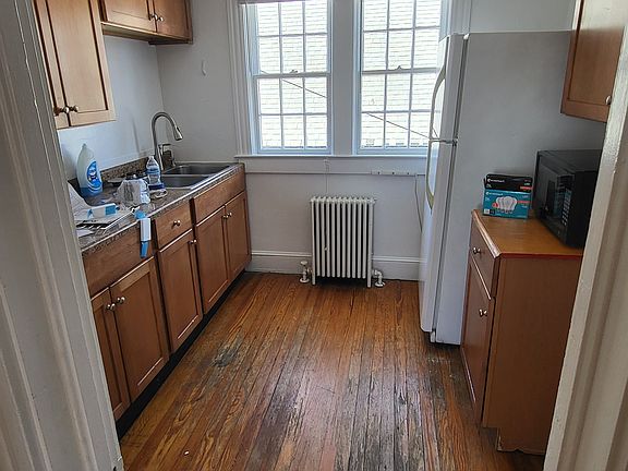 5th image of 612 Prince Edward St APT 3