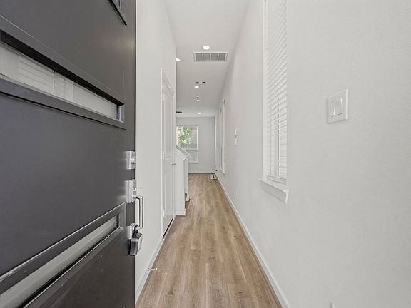 4th image of 1113 Highland Square Ln