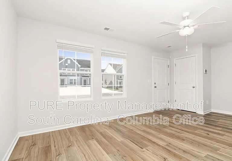 1052 Astoria Dr — Photo 2
