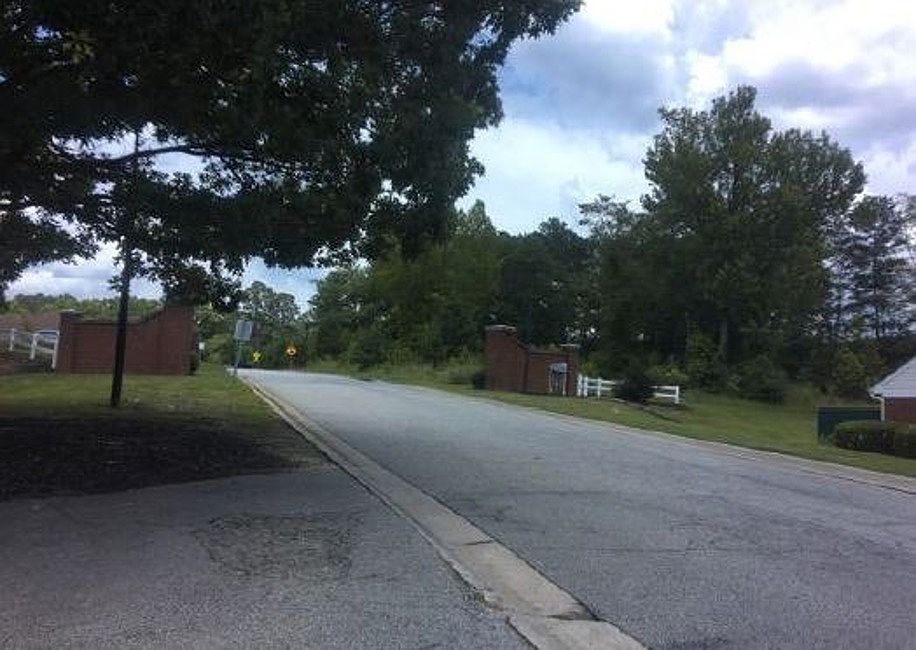 Exterior Neighborhood (street photo)
