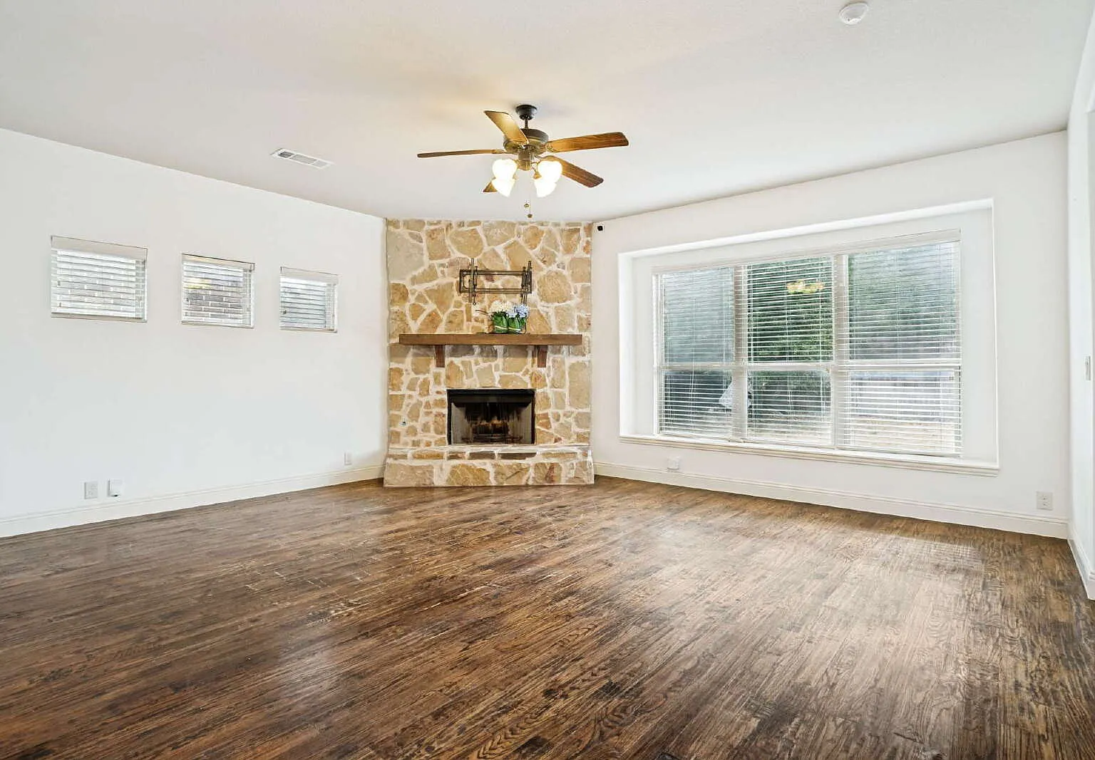 4 bed, 3.5 bath, 3241 sqft, $3,075 — Photo 3