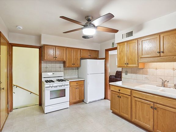 5th image of 2618 Park St