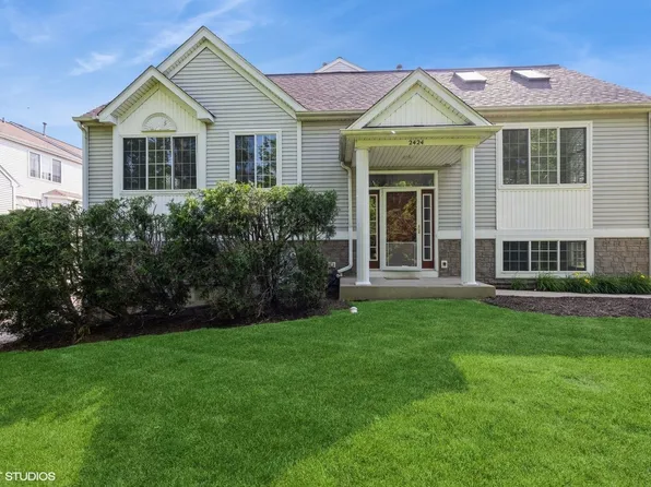 2424 Dawson Ln, Algonquin, IL 60102