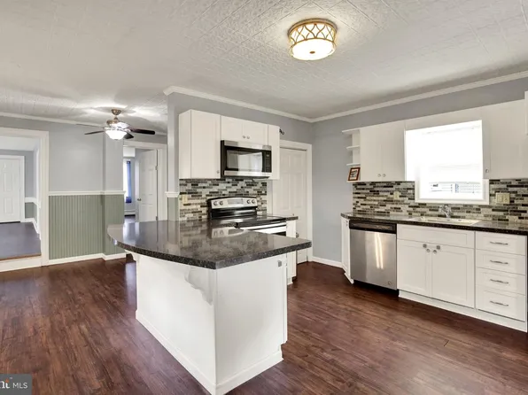208 W 2nd St, Bernville, PA 19506