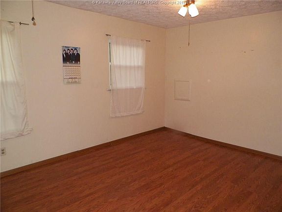 4th image of 327 1/2 E 9th St