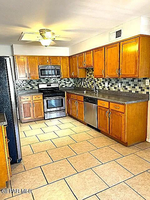 4 bed, 2.0 bath, 1992 sqft, $1,995 — Photo 4