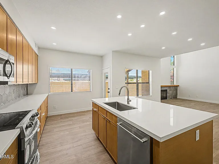 2084 N Sunset Dr — Photo 15