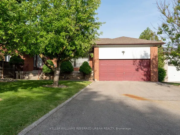 5 Paramount Ct, Toronto, ON M6M 2L3