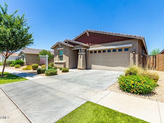 3rd image of 2910 E WAYLAND Drive