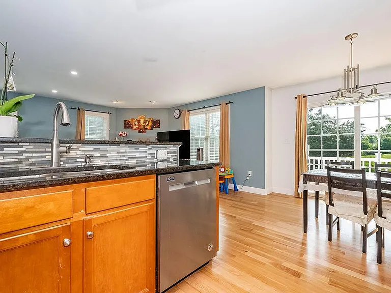 25 Village Dr — Photo 9