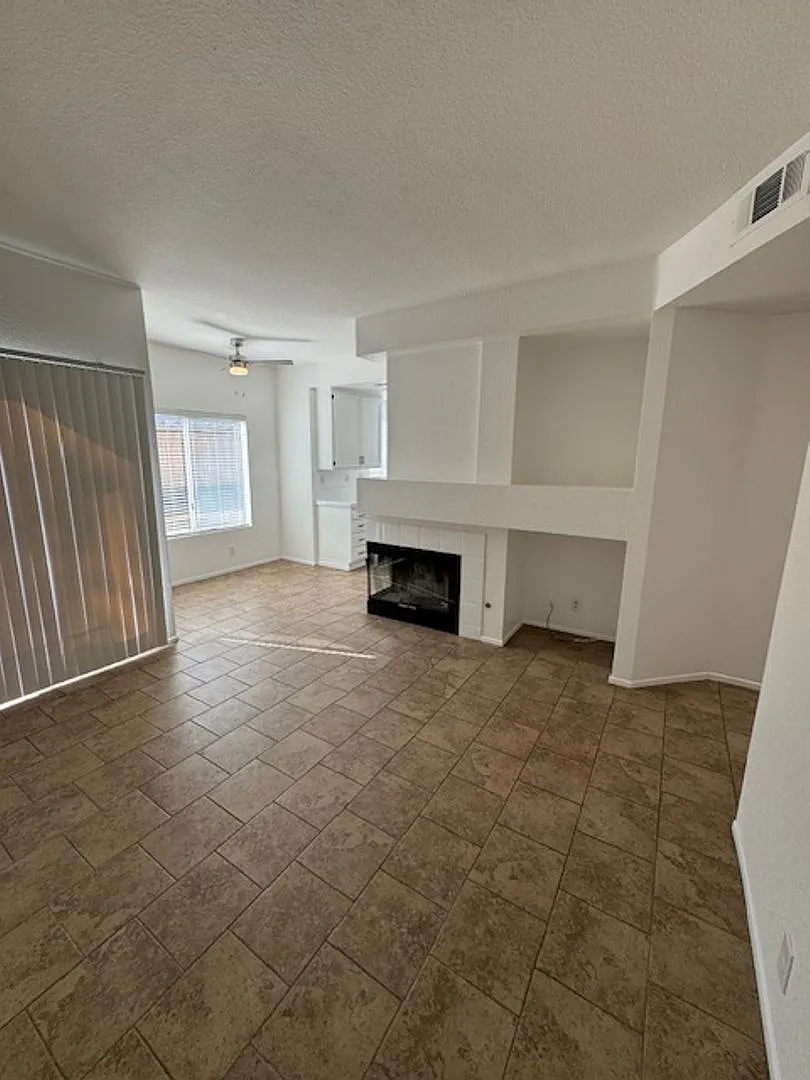 Don't miss out on this 4 bedroom home ready for rent. — Photo 2