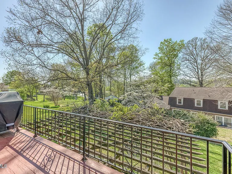 908 Meadow Ln — Photo 40