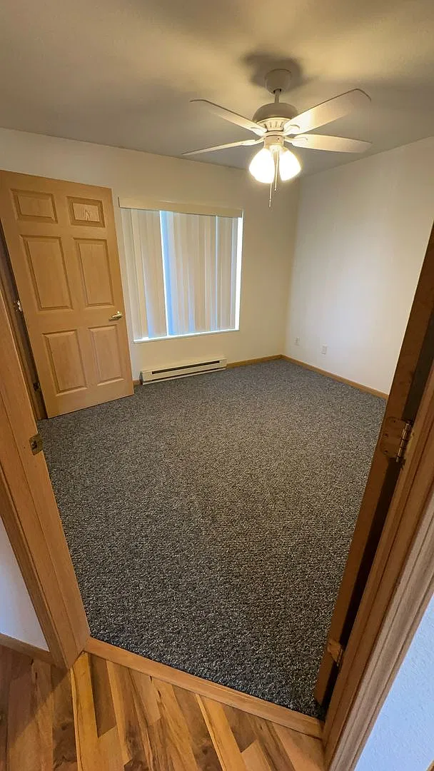 1036 Meadowview Lane — Photo 3