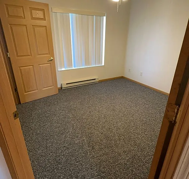 1036 Meadowview Ln N — Photo 3