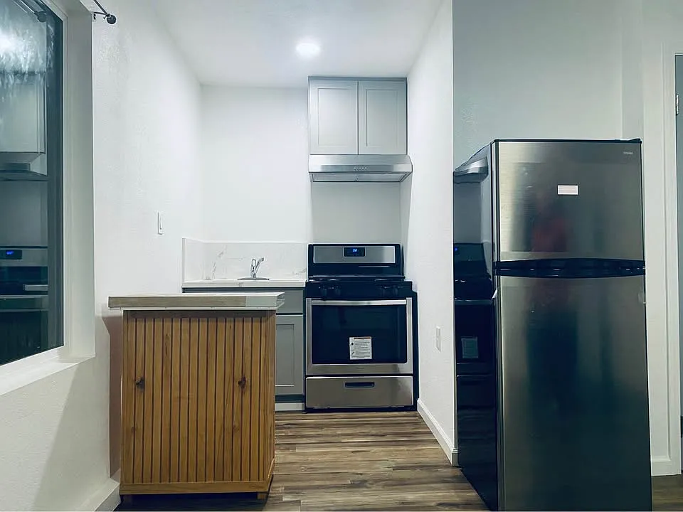 Studio, 400 sqft, $2,200 — Photo 4